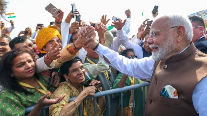 Massive Crowd Cheers Modi at US Diversity Event